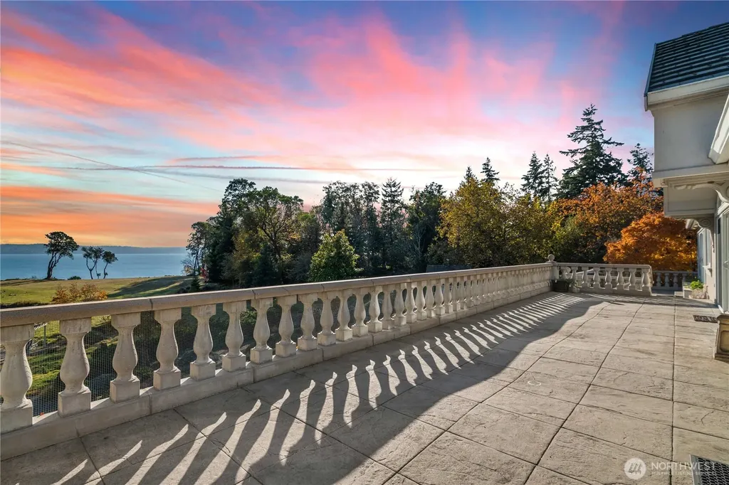 4205 SW Point Robinson Road Vashon WA 98070