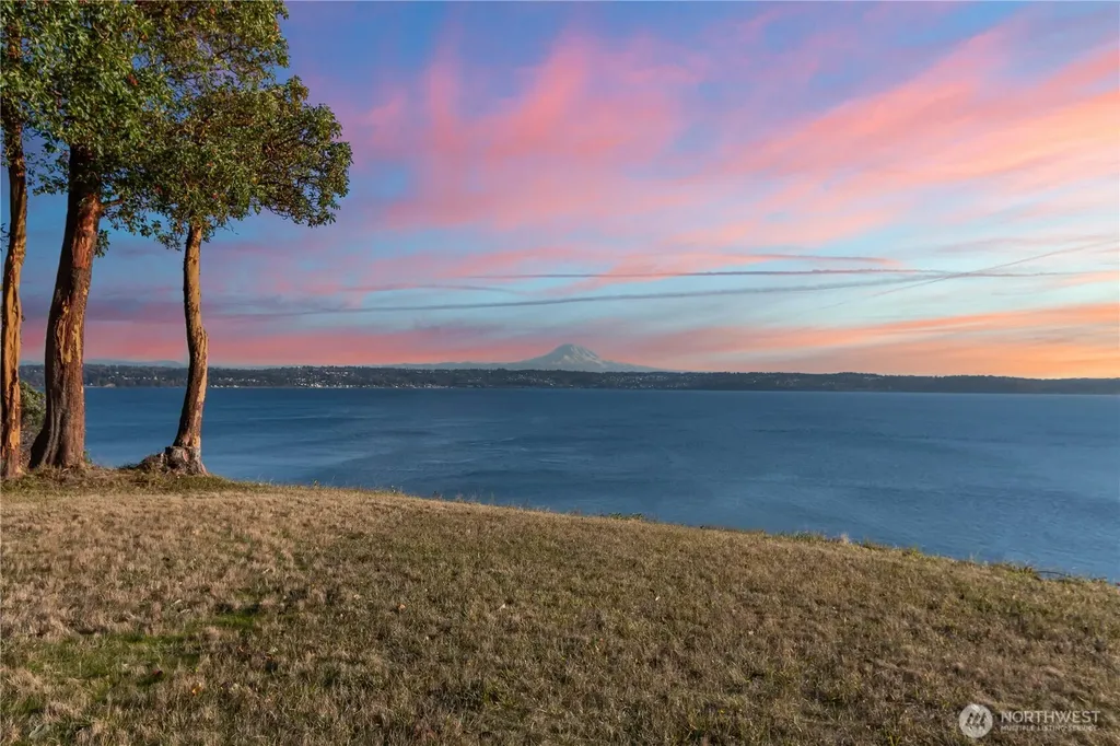 4205 SW Point Robinson Road Vashon WA 98070