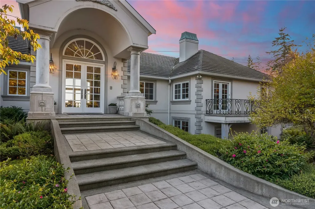 4205 SW Point Robinson Road Vashon WA 98070