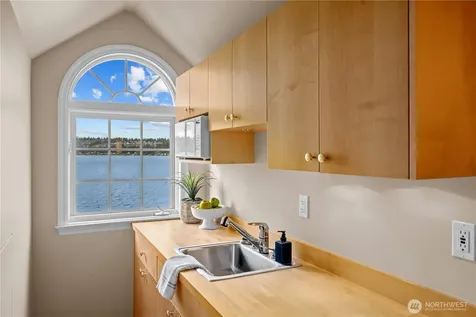 649 E Lake Sammamish Parkway SE Sammamish WA 98074