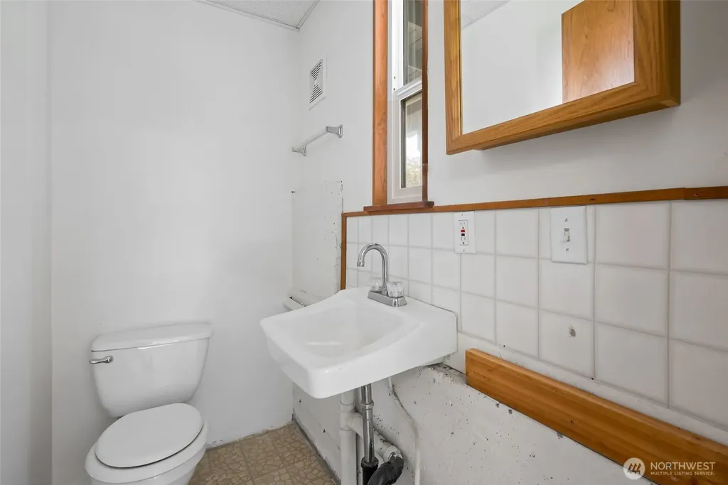 1433 Martha Way Oak Harbor WA 98277