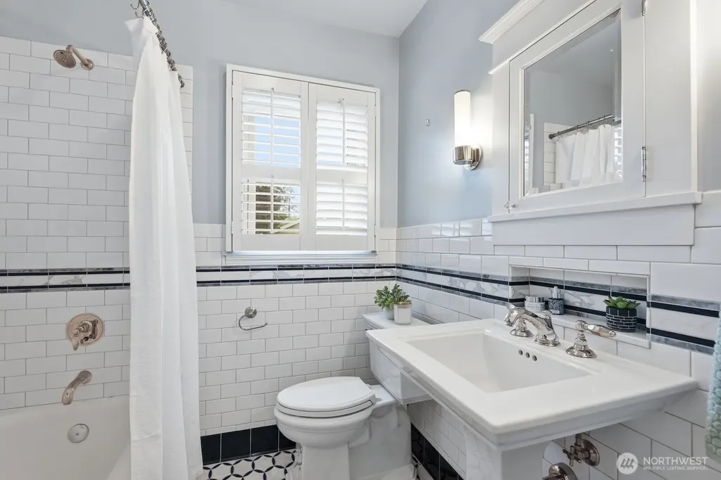 1560 28th Avenue W Seattle WA 98199