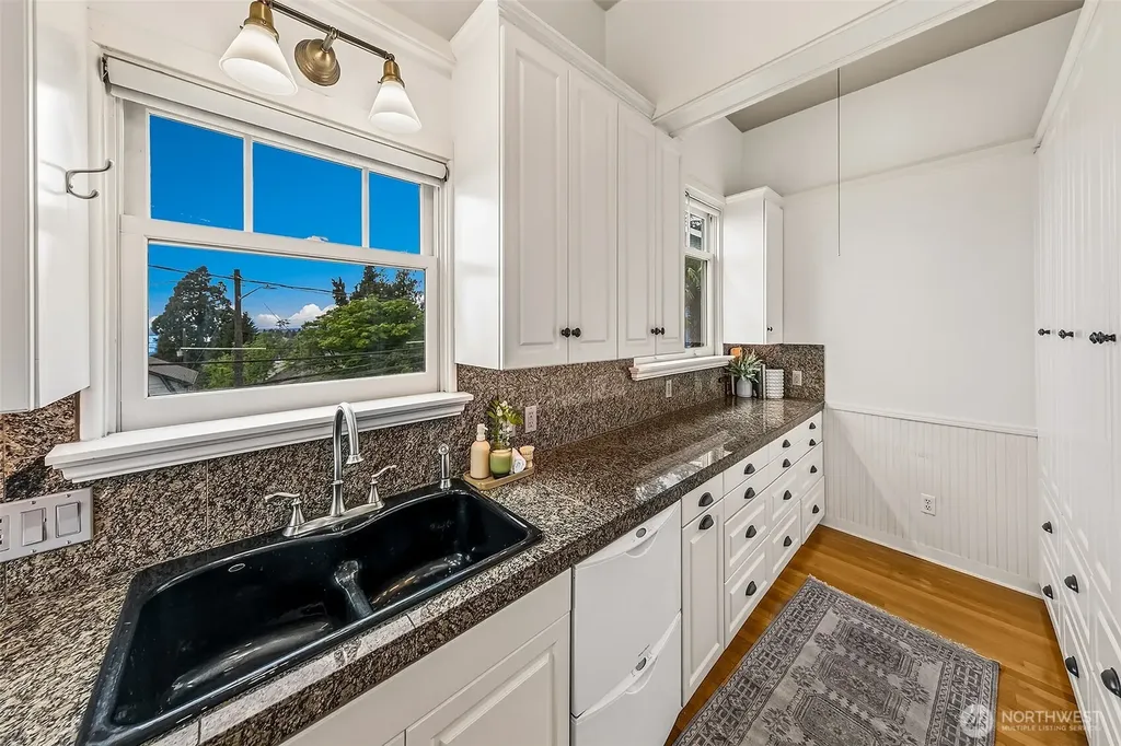 1225 9th Avenue W Seattle WA 98119