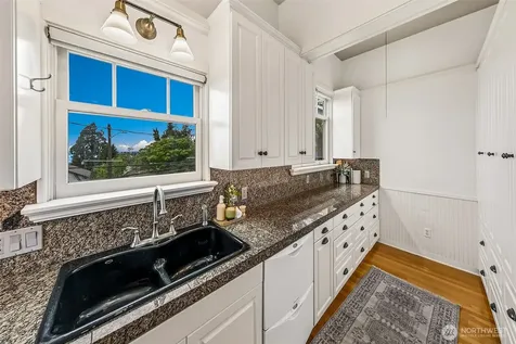 1225 9th Avenue W Seattle WA 98119