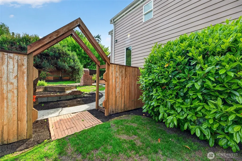 516 Wana Wana Place NE Tacoma WA 98422
