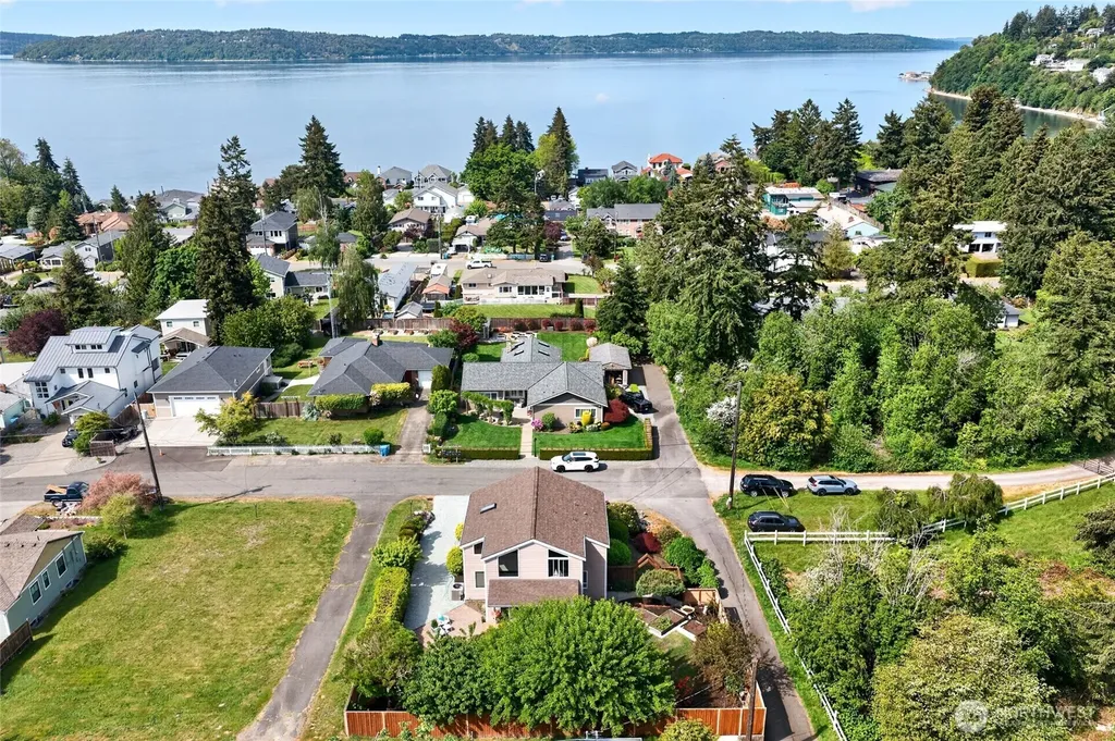 516 Wana Wana Place NE Tacoma WA 98422
