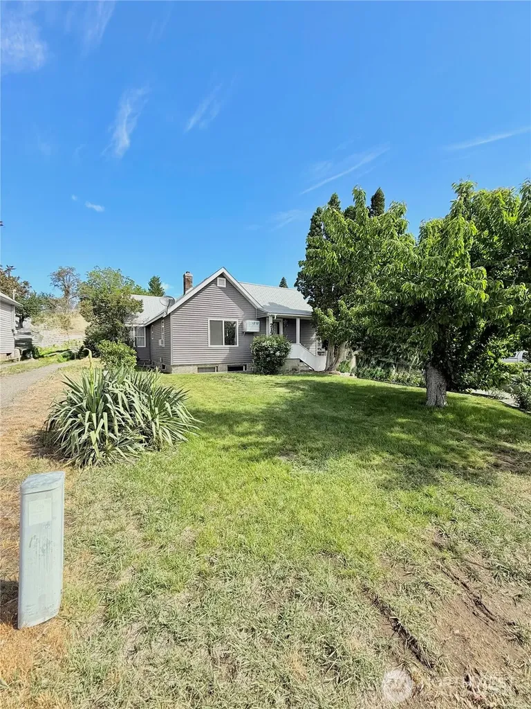 213 Bartlett Avenue E Omak WA 98841