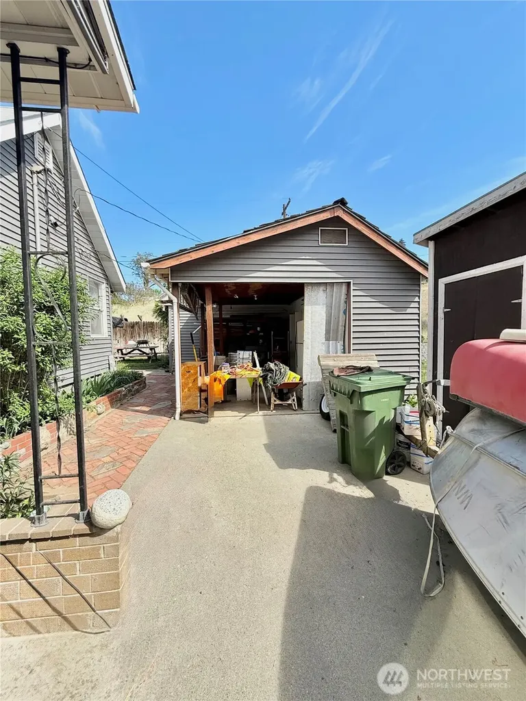 213 Bartlett Avenue E Omak WA 98841