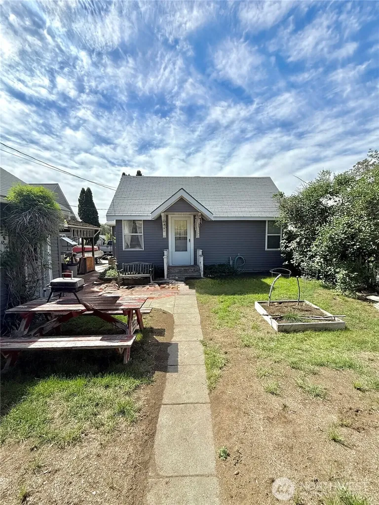 213 Bartlett Avenue E Omak WA 98841