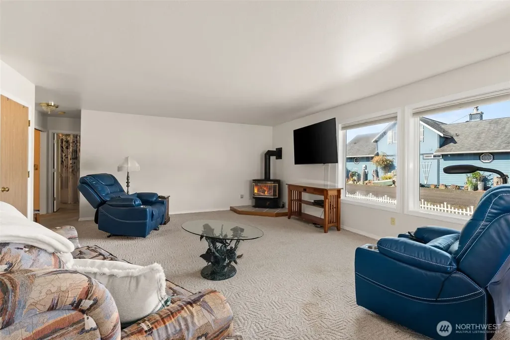 14 Sunset Road South Bend WA 98586