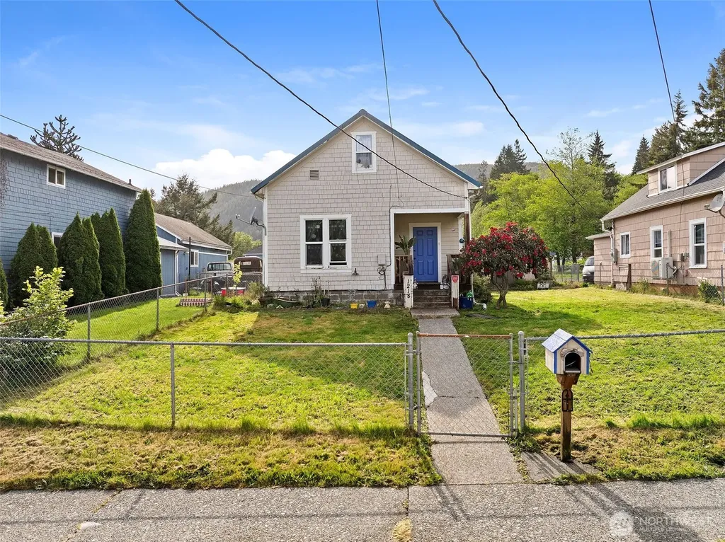 1218 Cedar Street Raymond WA 98577
