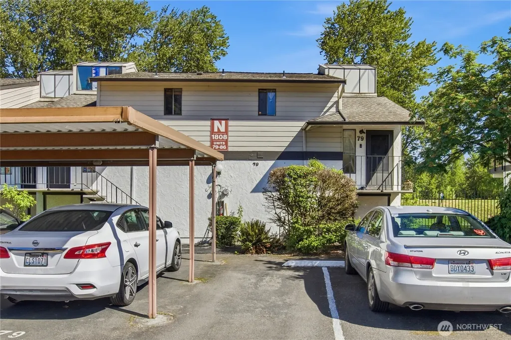 1808 Maple Lane Kent WA 98030