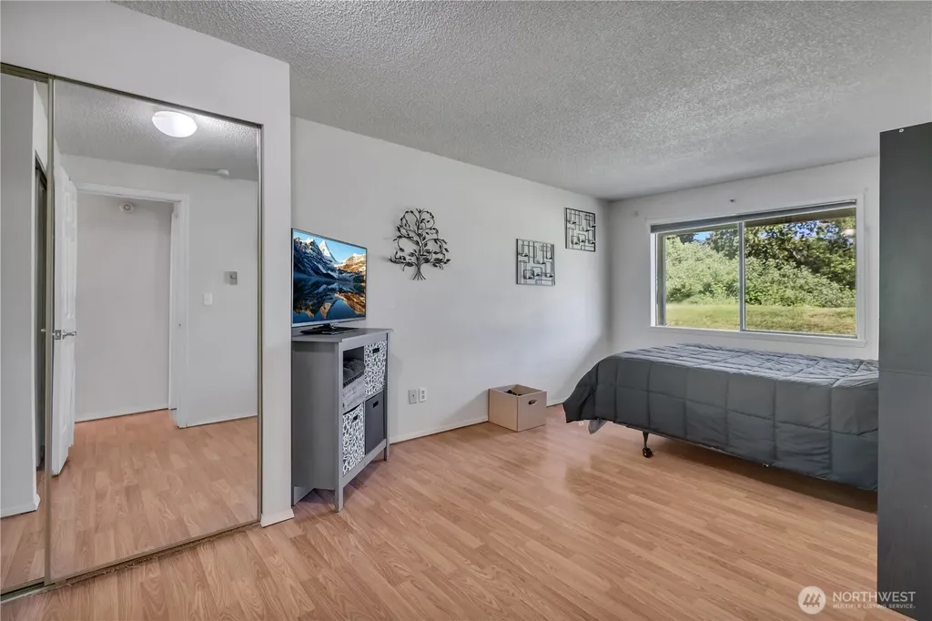 1808 Maple Lane Kent WA 98030
