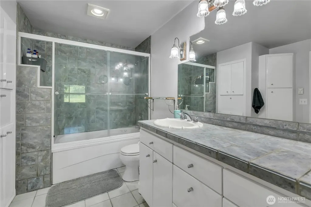 1808 Maple Lane Kent WA 98030
