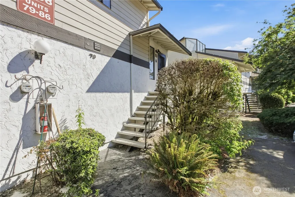 1808 Maple Lane Kent WA 98030