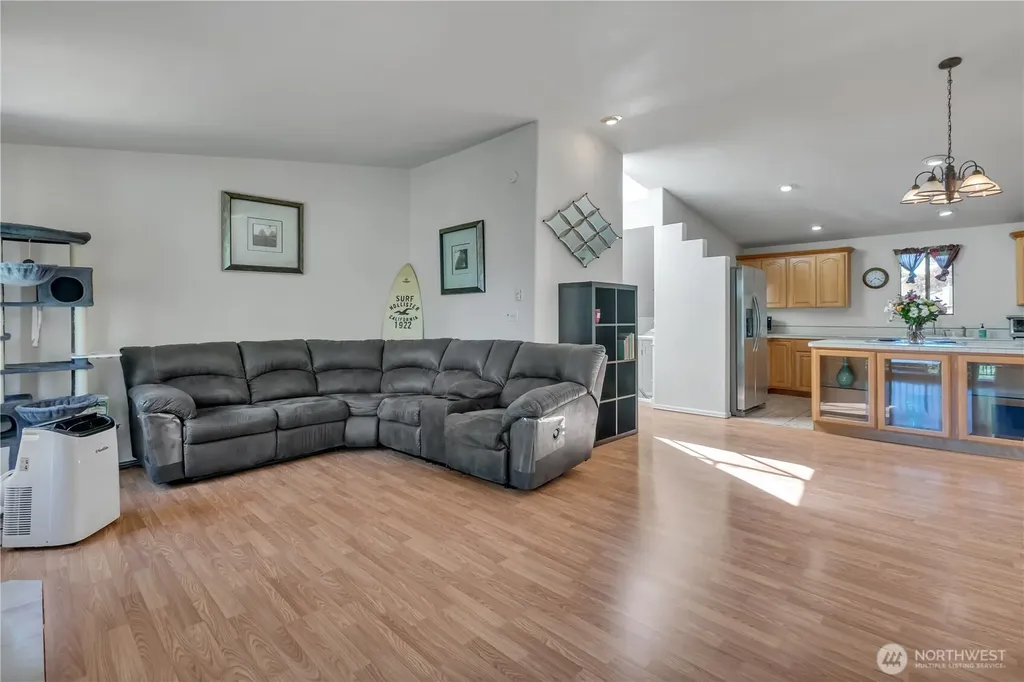 1808 Maple Lane Kent WA 98030