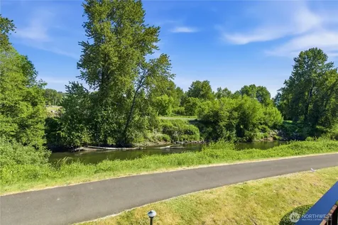 1808 Maple Lane Kent WA 98030