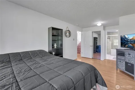 1808 Maple Lane Kent WA 98030