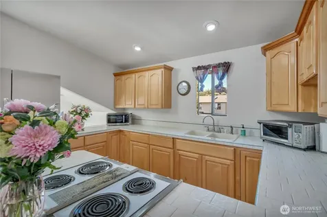 1808 Maple Lane Kent WA 98030