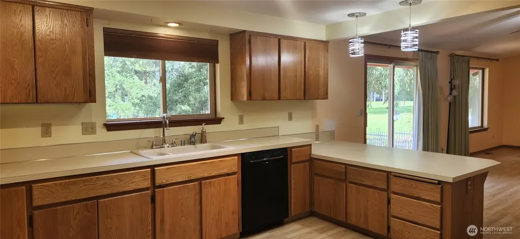 130 E Lakeland Way Allyn WA 98524