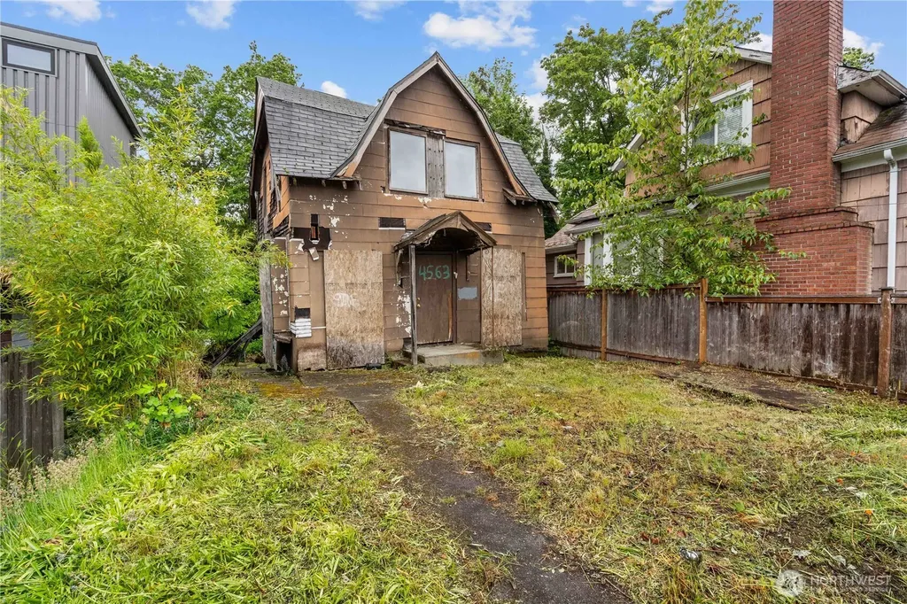 4563 33rd Avenue S Seattle WA 98118