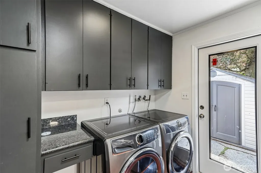 8613 42nd Avenue S Seattle WA 98118