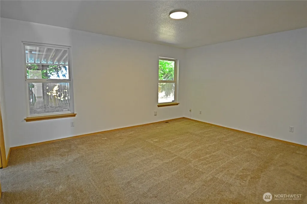910 11th Street SE Puyallup WA 98372