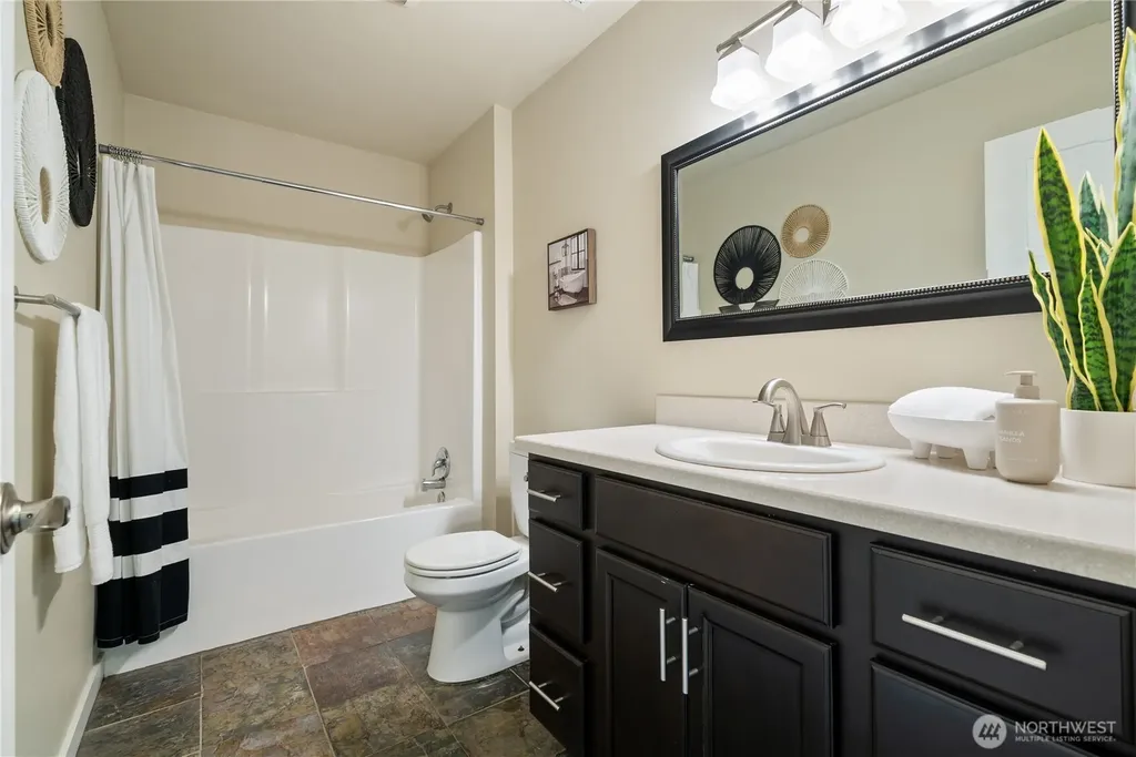 7270 E Grandview Street Port Orchard WA 98366