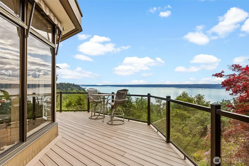 1919 SW Cove Point Road Burien WA 98146