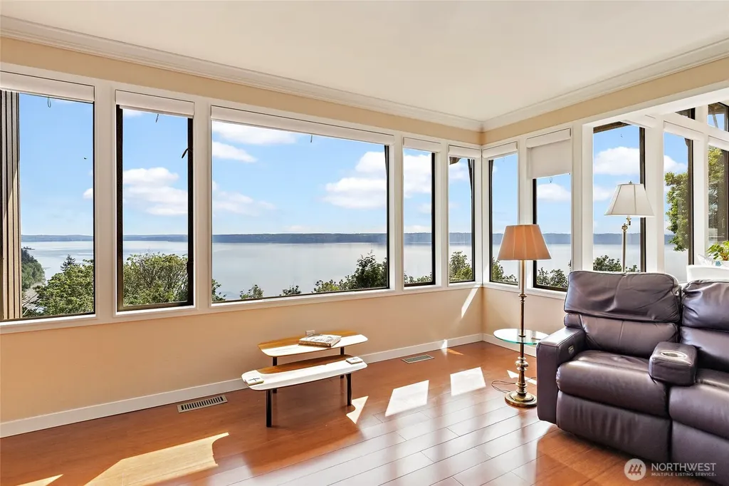 1919 SW Cove Point Road Burien WA 98146