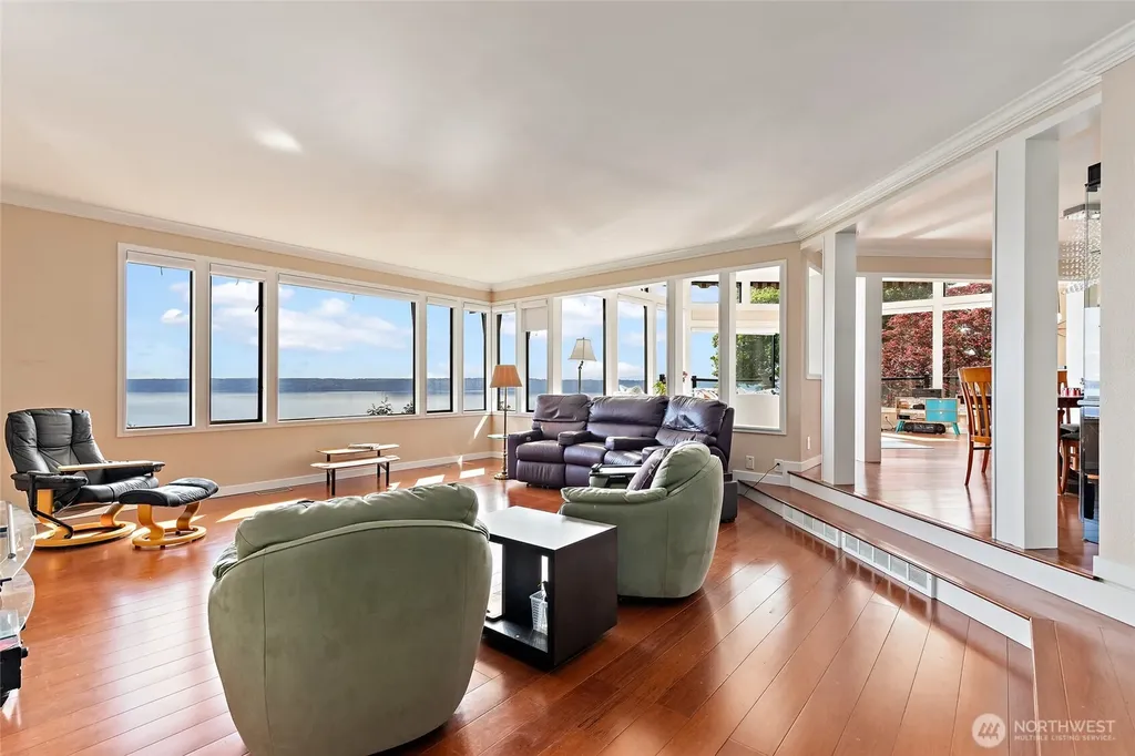 1919 SW Cove Point Road Burien WA 98146