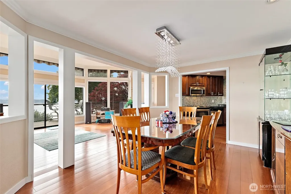 1919 SW Cove Point Road Burien WA 98146