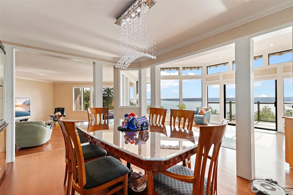 1919 SW Cove Point Road Burien WA 98146