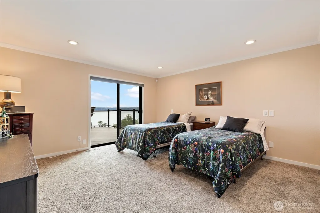 1919 SW Cove Point Road Burien WA 98146