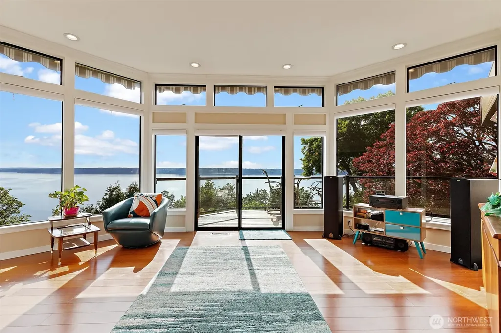 1919 SW Cove Point Road Burien WA 98146