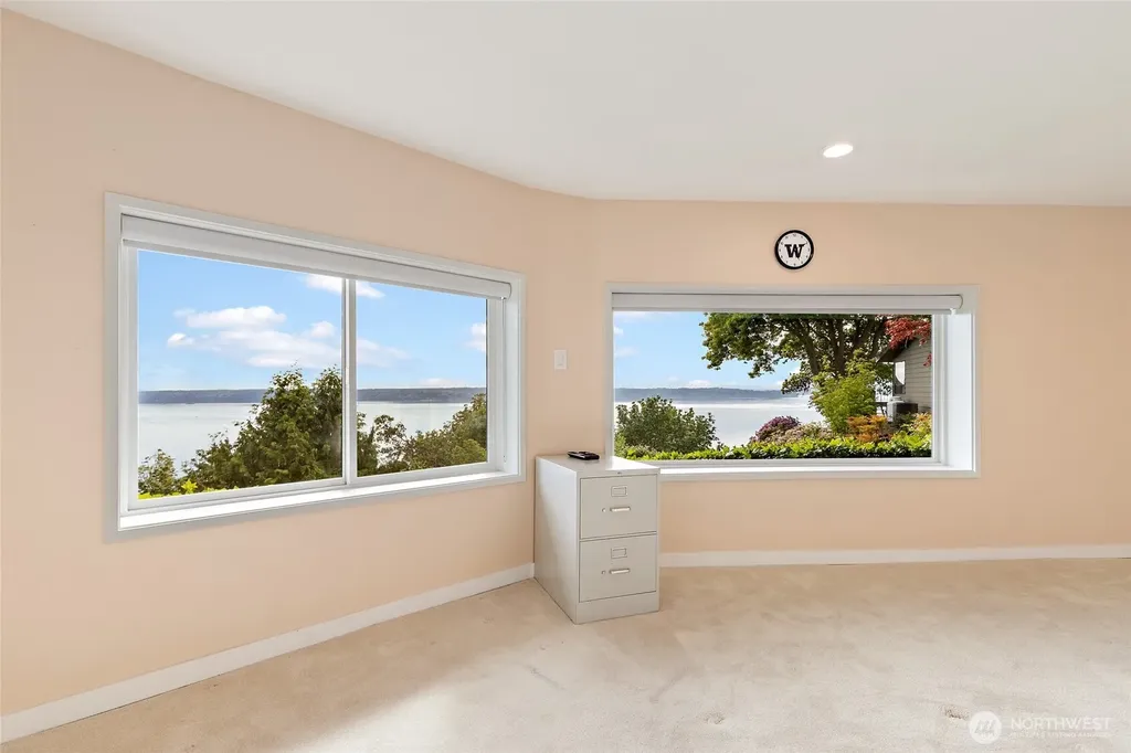 1919 SW Cove Point Road Burien WA 98146