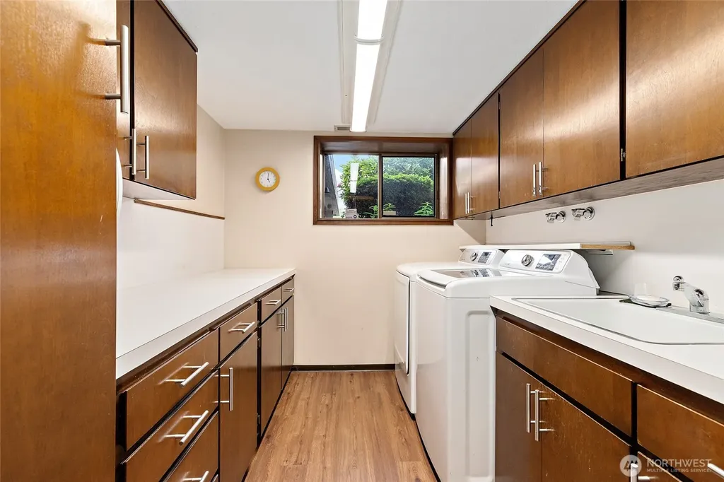 1919 SW Cove Point Road Burien WA 98146