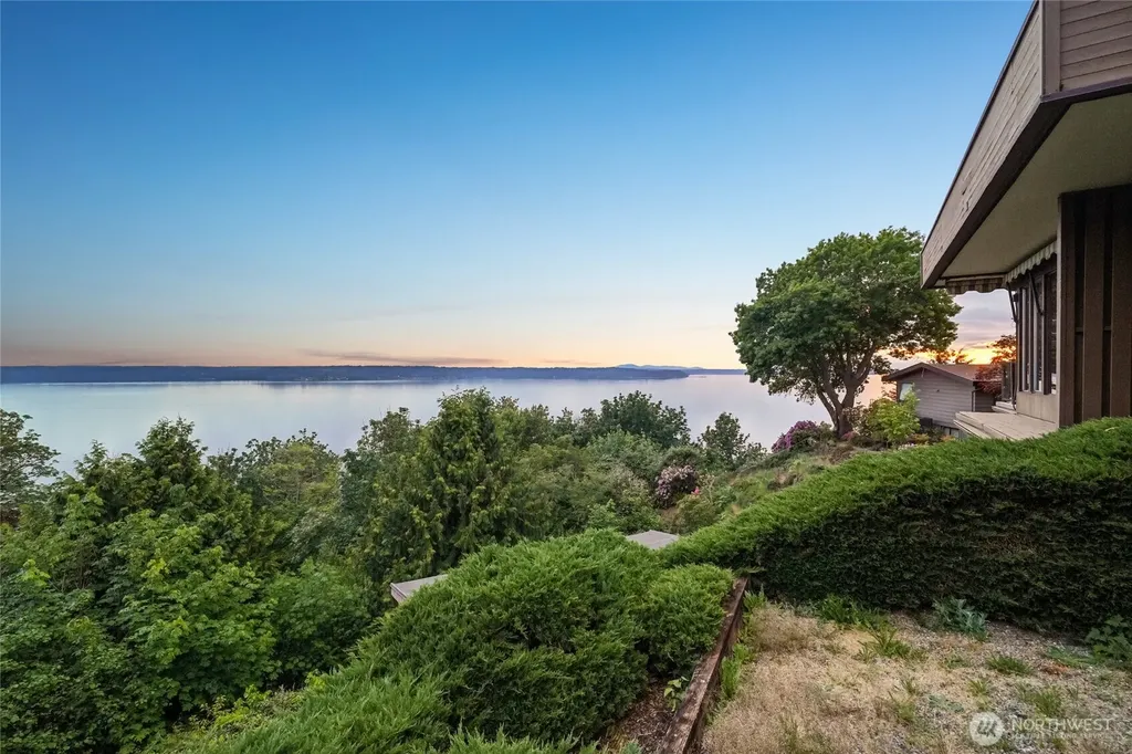 1919 SW Cove Point Road Burien WA 98146
