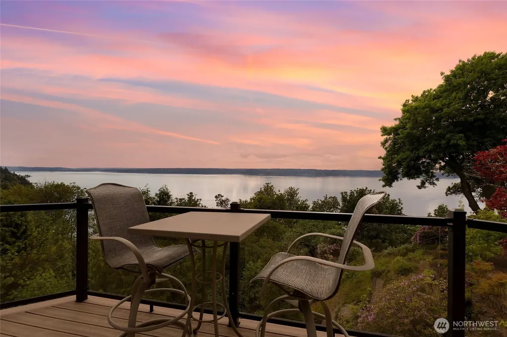 1919 SW Cove Point Road Burien WA 98146