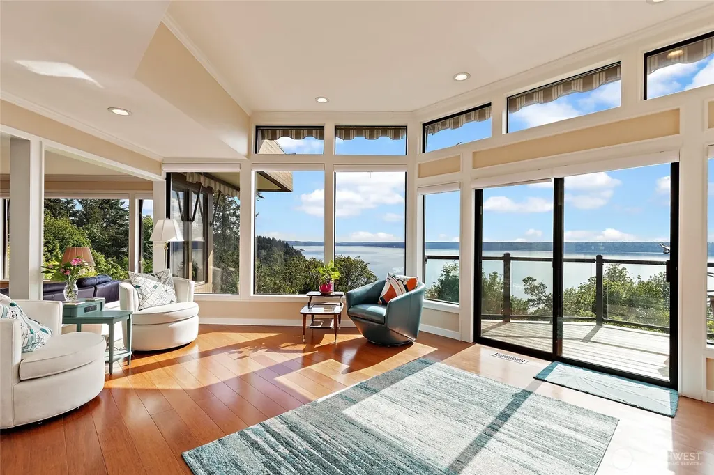 1919 SW Cove Point Road Burien WA 98146