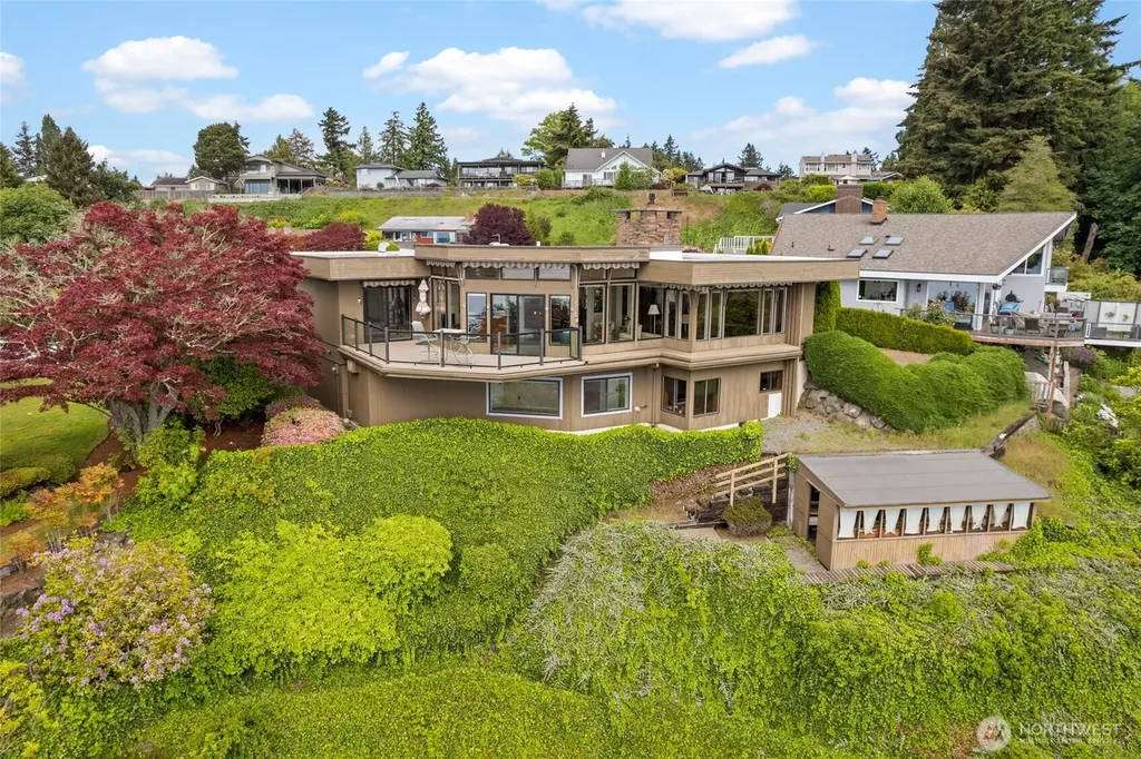 1919 SW Cove Point Road Burien WA 98146