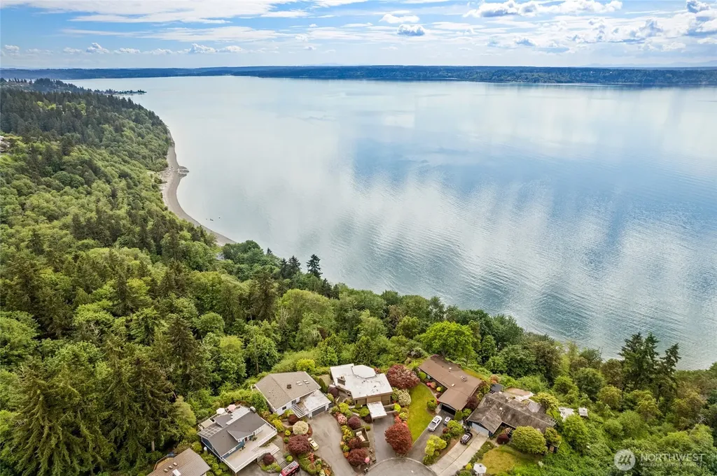 1919 SW Cove Point Road Burien WA 98146