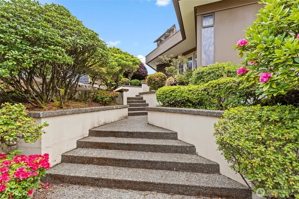 1919 SW Cove Point Road Burien WA 98146
