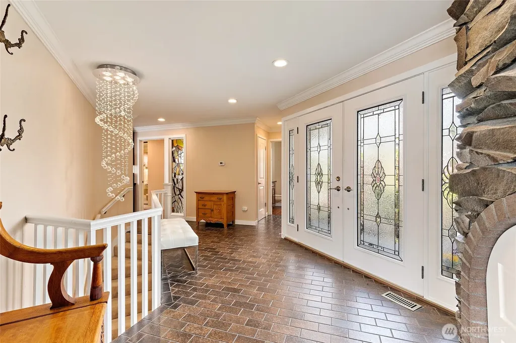 1919 SW Cove Point Road Burien WA 98146