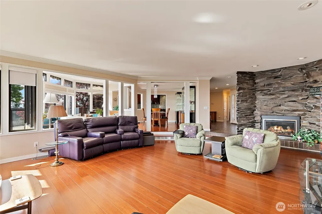 1919 SW Cove Point Road Burien WA 98146