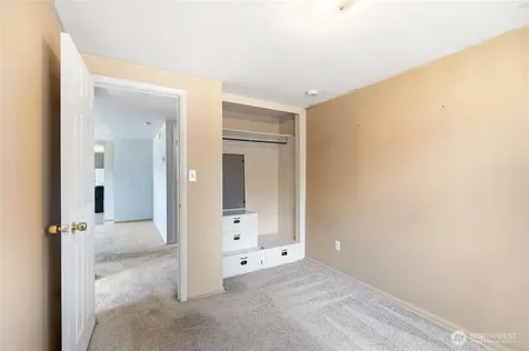 805 1/2 4th Avenue SW Puyallup WA 98371
