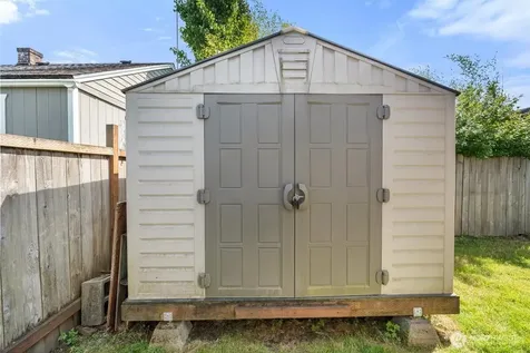 805 1/2 4th Avenue SW Puyallup WA 98371