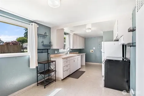805 1/2 4th Avenue SW Puyallup WA 98371
