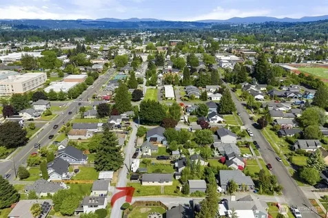 805 1/2 4th Avenue SW Puyallup WA 98371