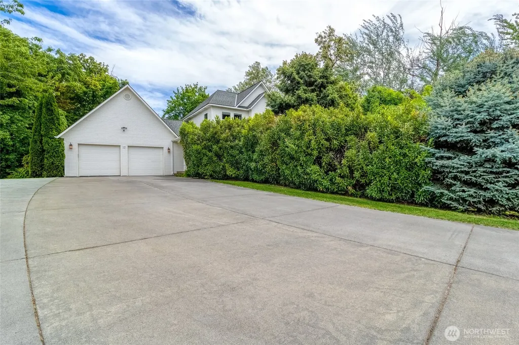 17 SW Homestead Avenue College Place WA 99324